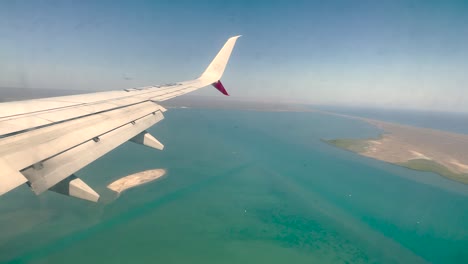 Schuss-Aus-Dem-Flugzeugfenster-Während-Der-Landung-In-Der-Bucht-Von-Los-Cabos-Mexiko