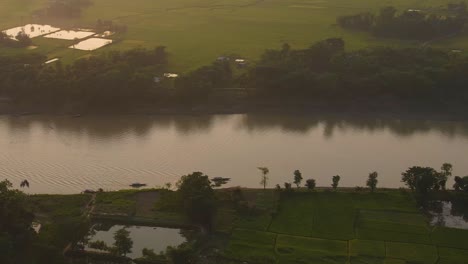 Filmische-Luftdrohnenaufnahme-Des-Flusses-In-Sylhet