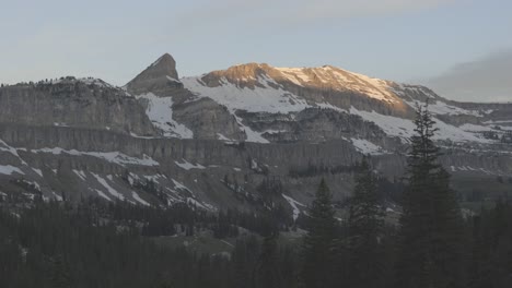 Amanecer-En-Los-Bosques-Montañosos-Del-Oeste-De-Wyoming,-Filmado-En-4k