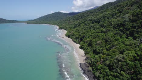 Aerial-View-Over-Turquoise-Ocean-Water-And-Lush-Rainforest-In-The-Daintree-National-Park-In-Far-North-Queensland,-Australia---drone-shot