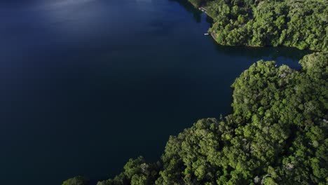 Lake-Eacham-Und-Seine-üppige-Vegetation-In-Atherton-Tableland,-Queensland,-Australien---Drohnenaufnahme-Aus-Der-Luft