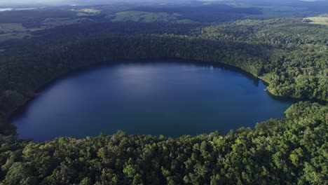 Scenic-Landscape-Of-Lake-Eacham-In-Atherton-Tableland,-Queensland,-Australia---aerial-drone-shot