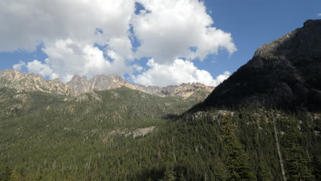 Vista-Itinerante-Del-Paisaje-De-La-Cordillera-En-Cascada-Con-Pinos-En-Primer-Plano