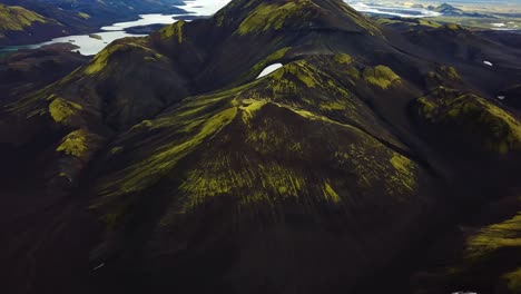 Aerial-view-over-Icelandic-highlands,-with-dark-hills-and-mountains,-on-a-cloudy-day