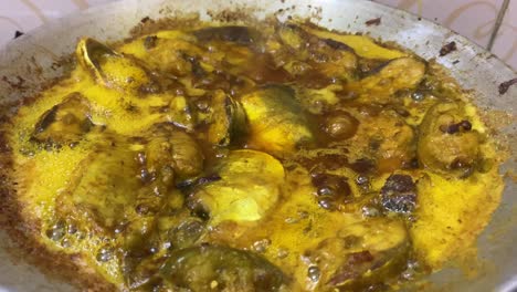 Bengalischer-Hilsha-Fisch,-Der-In-Soße-Im-Topf-Köchelt