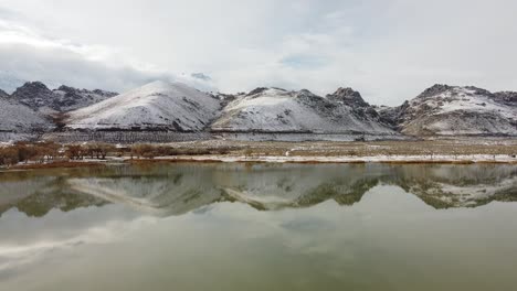 Lago-Diaz-En-El-Frío-Invierno-Con-La-Montaña-Y-Las-Colinas-Cubiertas-De-Nieve,-Un-Camping