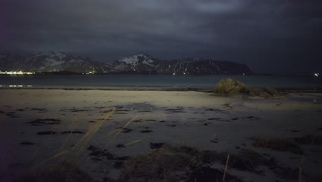 Tranquila-Costa-De-Arena-De-La-Playa-De-Rambergstranda-Durante-La-Noche-En-La-Isla-De-Lofoten,-Noruega