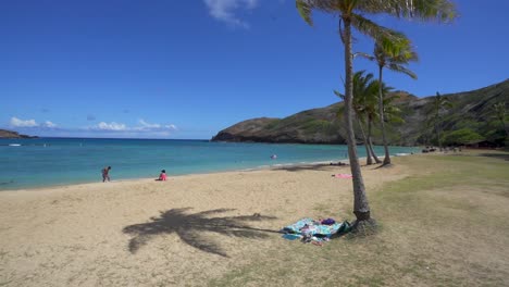 People-Enjoying-Sunny-Hawaiian-Beach-Day-at-Hanauma-Bay,-Oahu-Hawaii