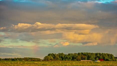 Wolkengebilde-Am-Horizont-über-Feldern-Und-Bäumen