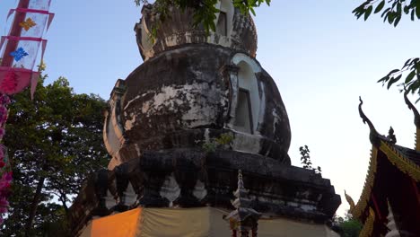 Push-in-reveal-of-beautiful-Wat-Welu-Wanaram-temple-in-Chiang-Mai,-Thailand