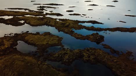 Luftaufnahme-über-Natürliche-Strukturen-Und-Muster-Des-Isländischen-Hochlands-Und-Der-Wasserseen