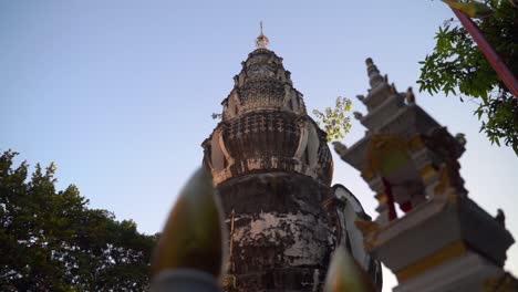 Deslizador-Lento-A-Través-Del-Pilar-Birmano-Del-Templo-Wat-Welu-Wanaram-En-Chiang-Mai