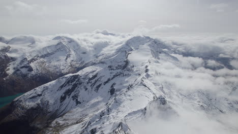 Filmische-Luftpanoramaaufnahme-Von-Weißen-Schneebedeckten-Bergen-Bei-Sonnenlicht---österreichische-Alpen,-Europa