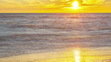 Goldener-Sonnenuntergang-Im-Zeitraffer-Eines-Leeren-Strandes