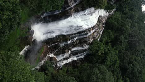 Langsamer-Luftstoß-In-Richtung-Eines-Massiven-Wasserfalls-Im-Dschungel---Vertikale-Drohne