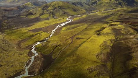 Vista-Aérea-Del-Paisaje-De-Un-Río-Que-Fluye-A-Través-De-Las-Tierras-Altas-De-Islandia