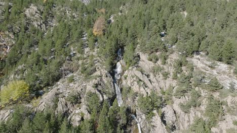 Breathtaking-view-of-a-waterfall-in-the-middel-of-the-Pirineos