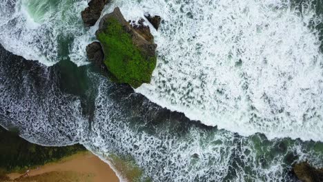 Mächtige-Wellen,-Die-Während-Eines-Stürmischen-Tages-In-Indonesien-Die-Küste-Und-Die-Felsige-Insel-Erreichen