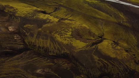 Vista-Aérea-Sobre-Texturas-Naturales-Y-Patrones-Del-Terreno-De-Las-Tierras-Altas-De-Islandia