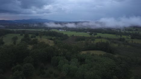 Nubes-Bajas-Sobre-El-Campo-Verde-Y-El-Paisaje-Rural-Del-Valle-De-Nambucca-En-Nueva-Gales-Del-Sur,-Australia