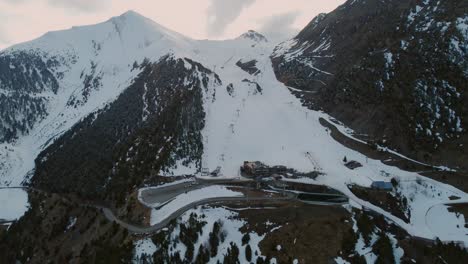 Drone-Volando-Hacia-La-Estación-De-Esquí-De-Montaña-En-Invierno-Durante-El-Día