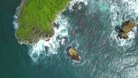 Luftbild-Von-Oben-Nach-Unten-Auf-Die-Tropische-Küste-Indonesiens,-Während-Die-Wellen-Brechen
