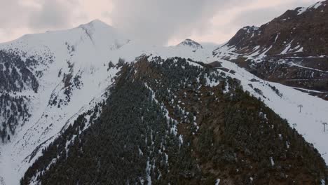 Riesiger-Leerer-Ski--Und-Snowboardberg-Mit-Starker-Schneedecke,-Drohnenantenne