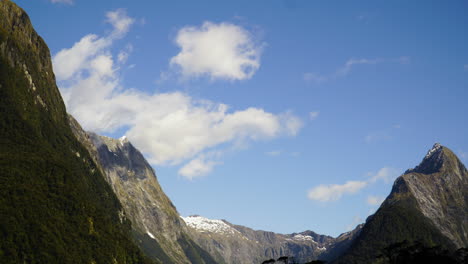 Sereno-Paisaje-Montañoso-De-Milford-Sound,-Parque-Nacional-Fiordland,-Nueva-Zelanda,-Lapso-De-Tiempo