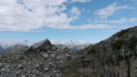 Luftflug-Zeigt-Person,-Die-Auf-Slackline-über-Bergen-In-Dolomiten-Springt