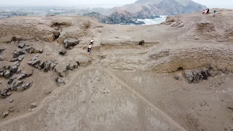 Jungs-Klettern-Auf-Hohen-Gipfel-Mit-Panoramablick-Auf-Die-Berge,-Peru,-Vereinigte-Staaten
