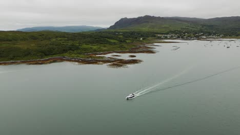 Filmischer-Luftwinkelschwenk-Um-Ein-Boot-Herum,-Das-Vom-Hafen-Von-Arisaig-An-Der-Westküste-Schottlands-Wegfährt