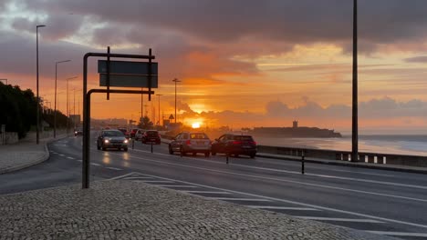Autosilhouetten-Bei-Abendlichem-Sonnenuntergang,-Der-Durch-Idyllische-Landschaften-Fährt,-Cascais,-Portugal