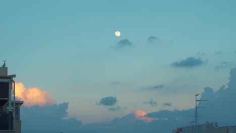 Zeitraffer-Eines-Sonnenuntergangs,-Mond-Steigt-Auf,-Sich-Bewegende-Wolken,-Zeitraffer,-4k