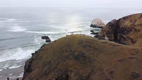 Gruppe-Von-Wanderern-Auf-Einem-Berg-Neben-Einem-Strand-Während-Des-Sonnenuntergangs-An-Der-Küste-Von-Peru