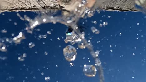 Ungewöhnliche-Perspektive-Eines-Trinkbrunnens-Mit-Wasser,-Das-Vor-Der-Kamera-Nach-Unten-Fließt