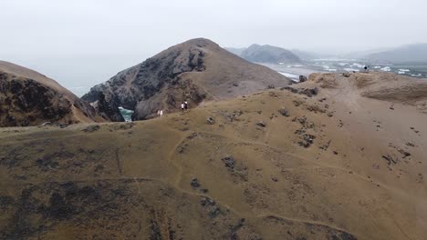Menschen-Wandern-Auf-Einem-Hohen-Berg-Mit-Panoramablick-Auf-Die-Berge,-Peru,-Vereinigte-Staaten