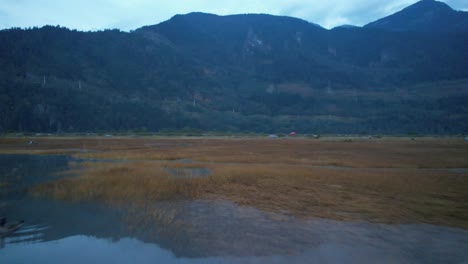 Lago-De-Agua-Y-Montañas-Paisaje-Septentrional-No-Contaminado,-Squamish-Spit-Y-Estuario-área-De-Conservación-Howe-Sound,-Fiordos-Más-Australes-En-Columbia-Británica,-Canadá