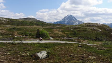 Ruta-Ciclista-En-La-Cima-De-La-Montaña-En-Noruega-Con-Gaustatoppen-En-El-Fondo