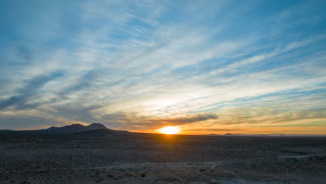 Sunrise-Aerial-Hyperlapse,-Gerade-Als-Die-Sonne-über-Dem-Horizont-Der-Mojave-Wüste-Erscheint