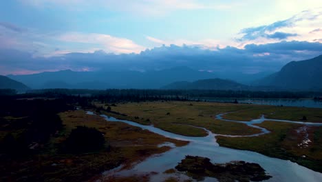 Luftpanorama-Des-Squamish-Spit-Restricted-Conservation-Area-Mündungsflusses-In-Natürlicher,-Unverschmutzter-Landschaft-Während-Der-Blauen-Stunde