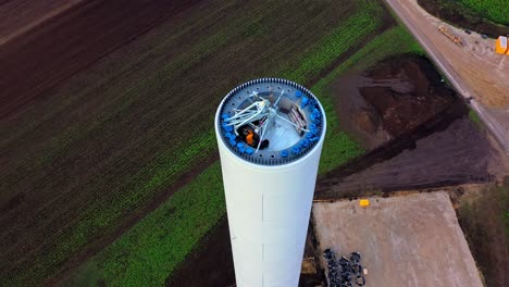 Detail-Des-Yaw-Systems-Der-Windkraftanlage-Während-Der-Installation-Auf-Dem-Feld