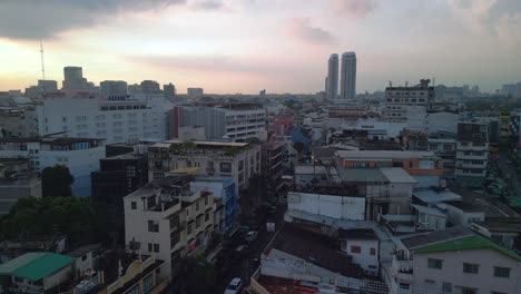 Erstaunlicher-Luftbildflug-Herausziehen-Drohne-Bangkok-Altstadt-Thailand,-Dezember-Goldene-Stunde-2022