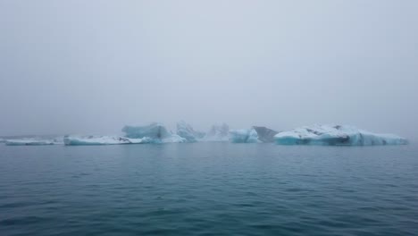 Gruppen-Von-Eisbergen,-Die-In-Der-Jokusarlon-Gletscherlagune-In-Südisland-Schwimmen
