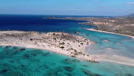 Playa-De-Elafonisi-En-Creta-Con-Aguas-Poco-Profundas-Que-Rodean-La-Costa-De-La-Mitad-De-La-Isla-Con-Cielo-Azul