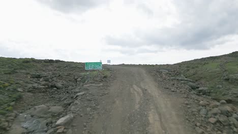 Camino-De-Tierra-áspero-Awd-Llega-A-Lesotho-En-Sani-Pass,-Sudáfrica