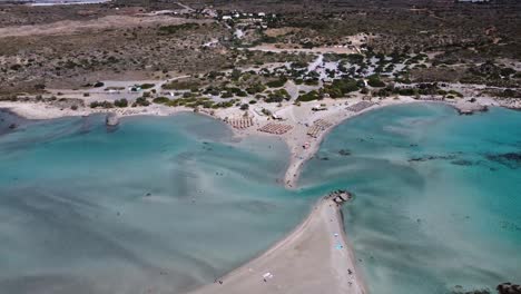 Elafonisi-Strand-Auf-Kreta-Mit-Seichtem-Wasser,-Das-Das-Ufer-Mit-Rosa-Sand-Umgibt