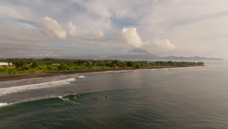 Surfer,-Die-Darauf-Warten,-Wellen-An-Einem-Strand-In-Bali-Zu-Fangen