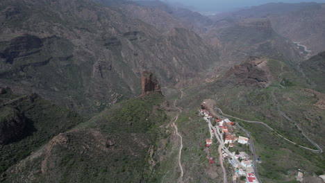 Fantastische-Entfernte-Luftaufnahme-Auf-Dem-Roque-Palmes,-Der-Sich-Auf-Der-Insel-Gran-Canaria-Und-In-Der-Gemeinde-Tejeda-Befindet