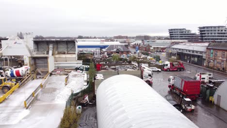 Cemex-Industrielle-Betonherstellung-Fabrikhof-Luftbild-Mit-Lastwagen,-Die-Um-Maschinen-Geparkt-Sind