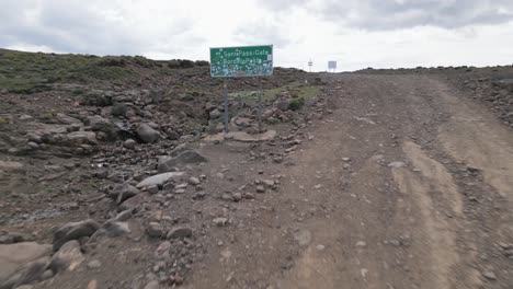 Descenso-Aéreo-A-Roadsign-En-La-Parte-Superior-Del-Aventurero-Sani-Pass-A-Lesotho
